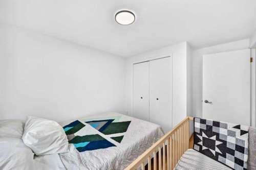 71 Dalton Bay Nw, Calgary, AB - Indoor Photo Showing Bedroom