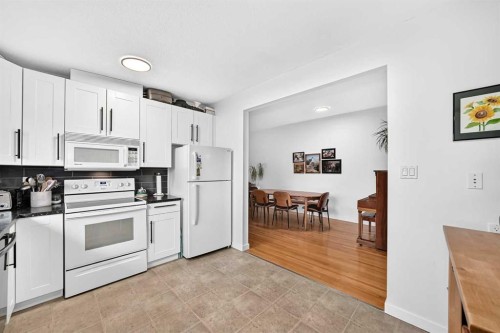 71 Dalton Bay Nw, Calgary, AB - Indoor Photo Showing Kitchen