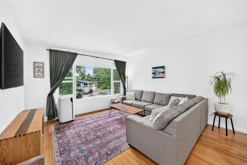 71 Dalton Bay Nw, Calgary, AB - Indoor Photo Showing Living Room