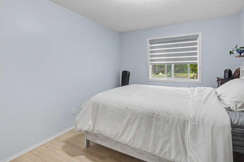 101-7724 Bowness Road Nw, Calgary, AB - Indoor Photo Showing Bedroom