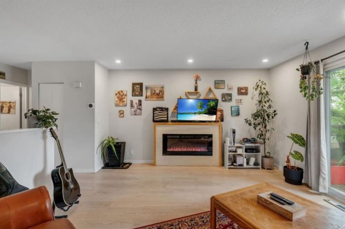 431 37 Street Sw, Calgary, AB - Indoor Photo Showing Living Room With Fireplace