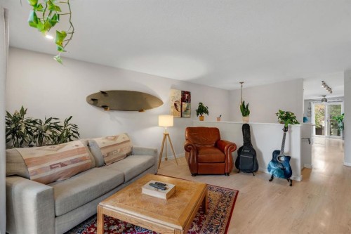 431 37 Street Sw, Calgary, AB - Indoor Photo Showing Living Room