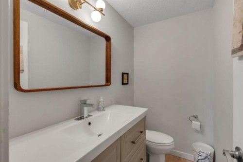 431 37 Street Sw, Calgary, AB - Indoor Photo Showing Bathroom