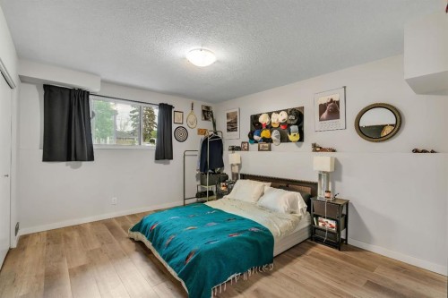 431 37 Street Sw, Calgary, AB - Indoor Photo Showing Bedroom