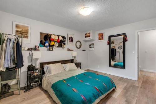 431 37 Street Sw, Calgary, AB - Indoor Photo Showing Bedroom