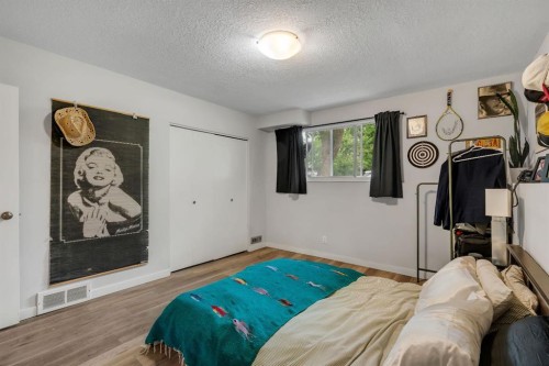 431 37 Street Sw, Calgary, AB - Indoor Photo Showing Bedroom