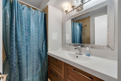 431 37 Street Sw, Calgary, AB - Indoor Photo Showing Bathroom