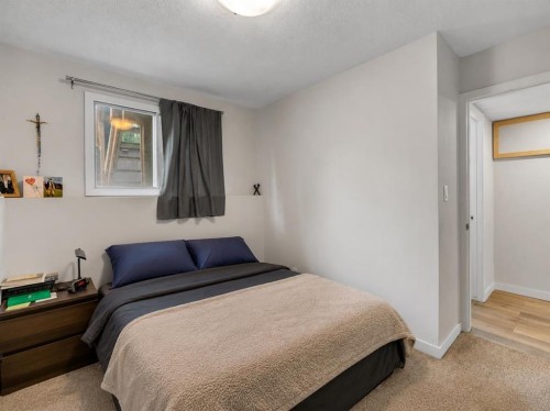 431 37 Street Sw, Calgary, AB - Indoor Photo Showing Bedroom