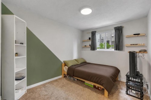 431 37 Street Sw, Calgary, AB - Indoor Photo Showing Bedroom