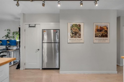 431 37 Street Sw, Calgary, AB - Indoor