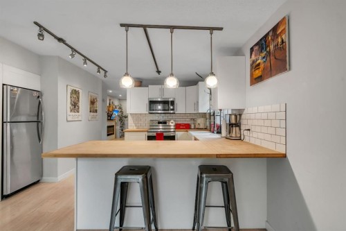 431 37 Street Sw, Calgary, AB - Indoor Photo Showing Kitchen With Upgraded Kitchen