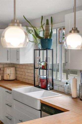431 37 Street Sw, Calgary, AB - Indoor Photo Showing Kitchen With Double Sink