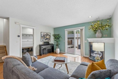 3444 3 Avenue Nw, Calgary, AB - Indoor Photo Showing Living Room
