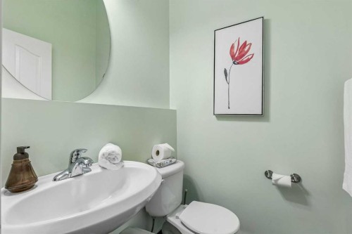 3444 3 Avenue Nw, Calgary, AB - Indoor Photo Showing Bathroom