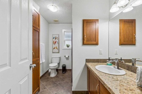 3444 3 Avenue Nw, Calgary, AB - Indoor Photo Showing Bathroom