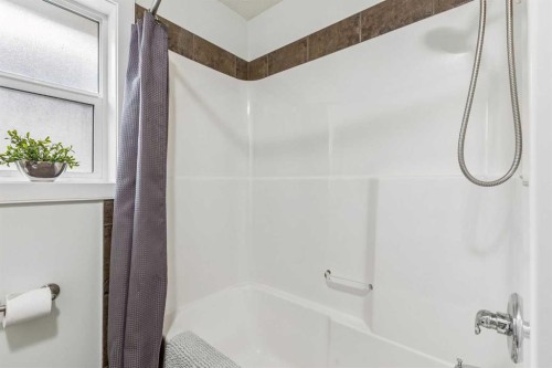 3444 3 Avenue Nw, Calgary, AB - Indoor Photo Showing Bathroom