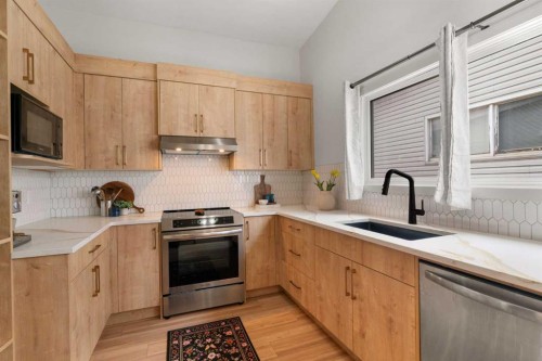 726 68 Avenue Sw, Calgary, AB - Indoor Photo Showing Kitchen With Stainless Steel Kitchen