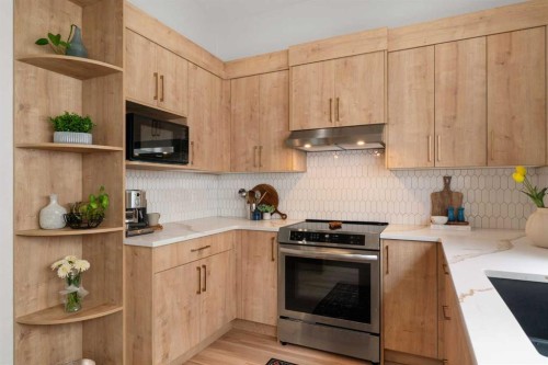 726 68 Avenue Sw, Calgary, AB - Indoor Photo Showing Kitchen