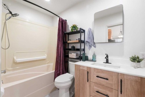 726 68 Avenue Sw, Calgary, AB - Indoor Photo Showing Bathroom