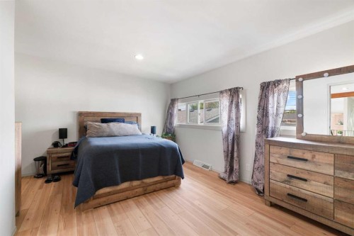 726 68 Avenue Sw, Calgary, AB - Indoor Photo Showing Bedroom