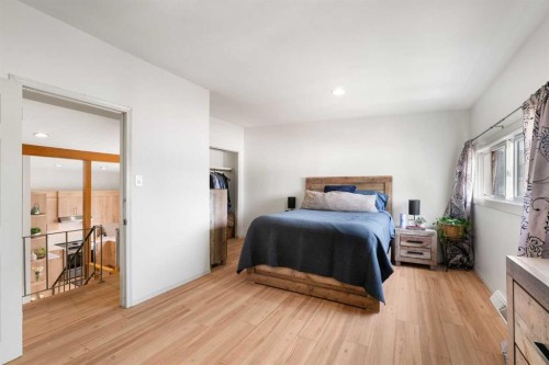 726 68 Avenue Sw, Calgary, AB - Indoor Photo Showing Bedroom
