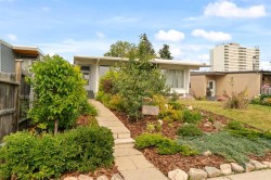 726 68 Avenue SWCalgary, AB T2V 0N2