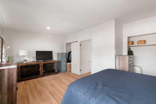 726 68 Avenue Sw, Calgary, AB - Indoor Photo Showing Bedroom