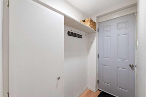 726 68 Avenue Sw, Calgary, AB - Indoor Photo Showing Other Room
