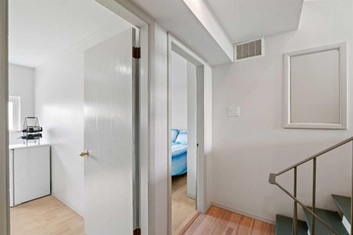 726 68 Avenue Sw, Calgary, AB - Indoor Photo Showing Other Room
