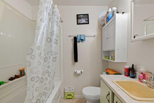 726 68 Avenue Sw, Calgary, AB - Indoor Photo Showing Bathroom