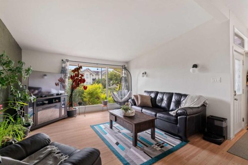 726 68 Avenue Sw, Calgary, AB - Indoor Photo Showing Living Room