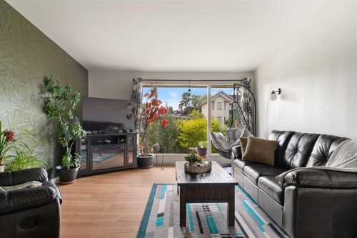 726 68 Avenue Sw, Calgary, AB - Indoor Photo Showing Living Room