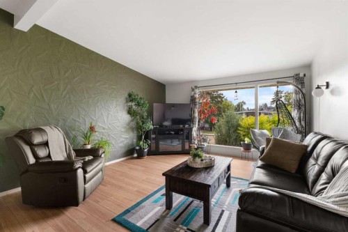 726 68 Avenue Sw, Calgary, AB - Indoor Photo Showing Living Room