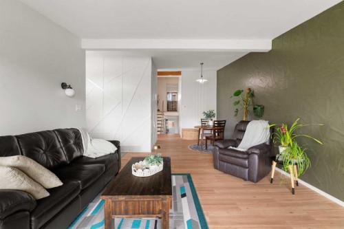726 68 Avenue Sw, Calgary, AB - Indoor Photo Showing Living Room
