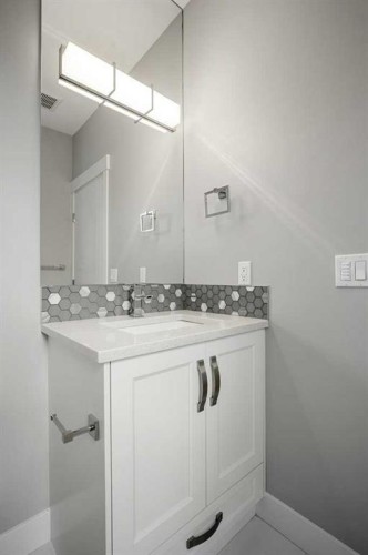 637 14 Avenue Ne, Calgary, AB - Indoor Photo Showing Bathroom