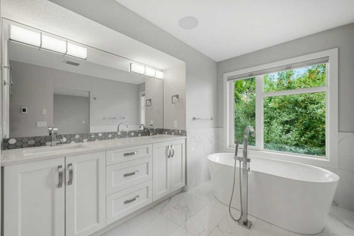637 14 Avenue Ne, Calgary, AB - Indoor Photo Showing Bathroom