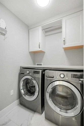637 14 Avenue Ne, Calgary, AB - Indoor Photo Showing Laundry Room
