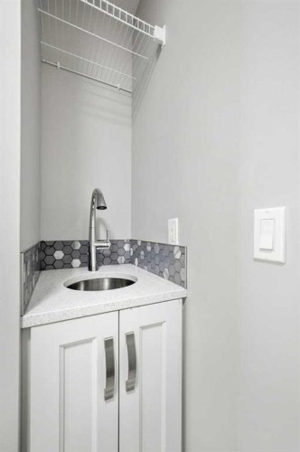 637 14 Avenue Ne, Calgary, AB - Indoor