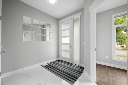 637 14 Avenue Ne, Calgary, AB - Indoor Photo Showing Other Room