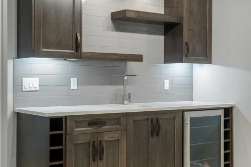 637 14 Avenue Ne, Calgary, AB - Indoor Photo Showing Kitchen