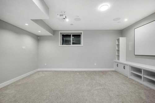 637 14 Avenue Ne, Calgary, AB - Indoor Photo Showing Other Room
