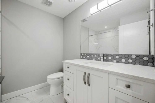 637 14 Avenue Ne, Calgary, AB - Indoor Photo Showing Bathroom