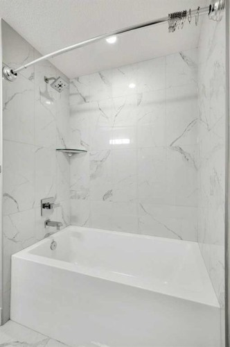 637 14 Avenue Ne, Calgary, AB - Indoor Photo Showing Bathroom