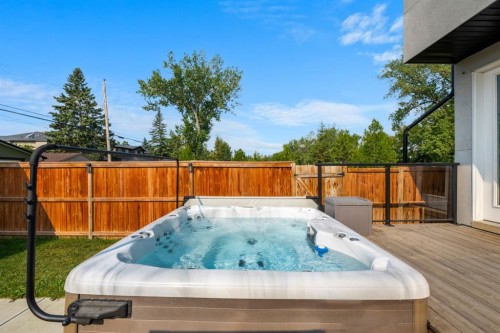 637 14 Avenue Ne, Calgary, AB - Outdoor With Backyard