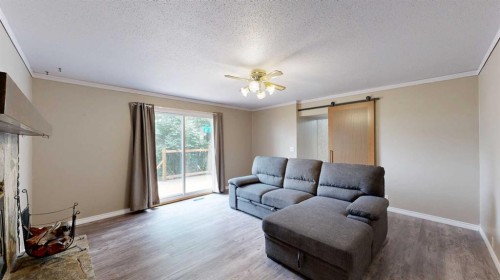 348 47 Avenue West, Claresholm, AB - Indoor Photo Showing Living Room