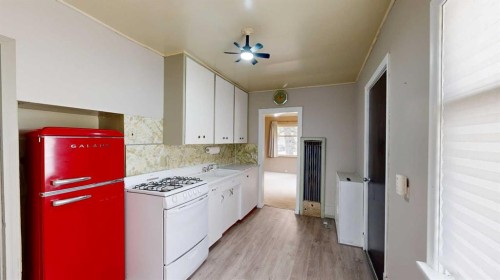 348 47 Avenue West, Claresholm, AB - Indoor Photo Showing Kitchen