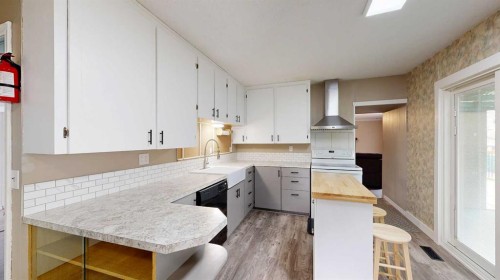 348 47 Avenue West, Claresholm, AB - Indoor Photo Showing Kitchen