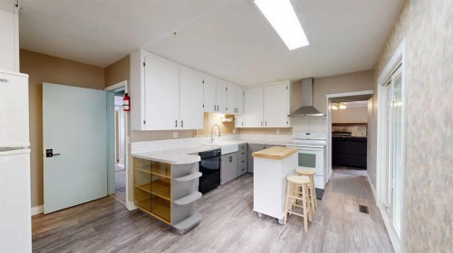 348 47 Avenue West, Claresholm, AB - Indoor Photo Showing Kitchen