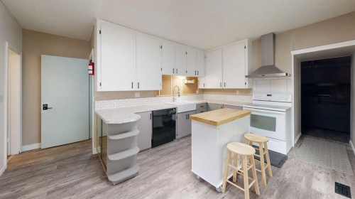 348 47 Avenue West, Claresholm, AB - Indoor Photo Showing Kitchen