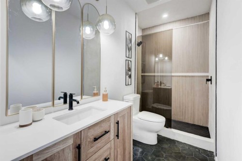47 Walgrove Park Se, Calgary, AB - Indoor Photo Showing Bathroom